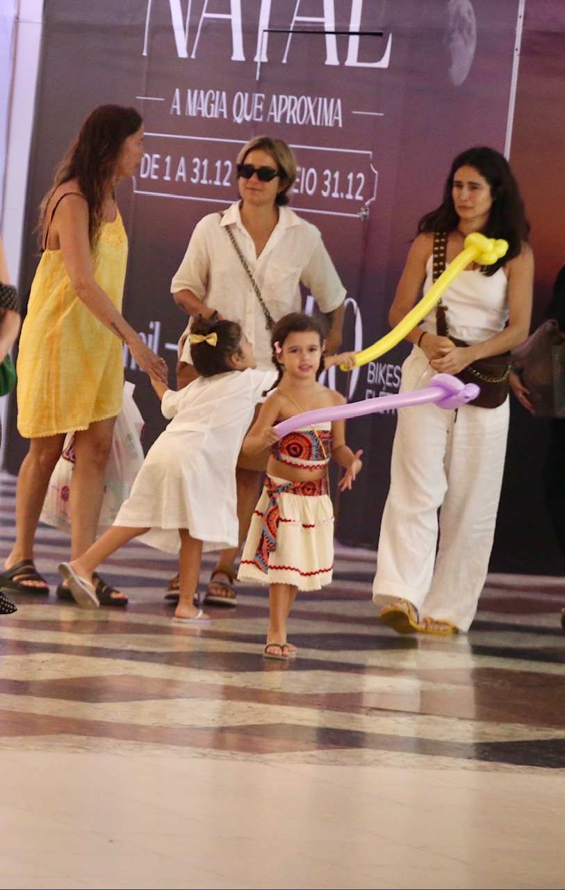 Filhas de Nanda Costa em passeio com as mães - Foto; Thiago Martins/ Agnews