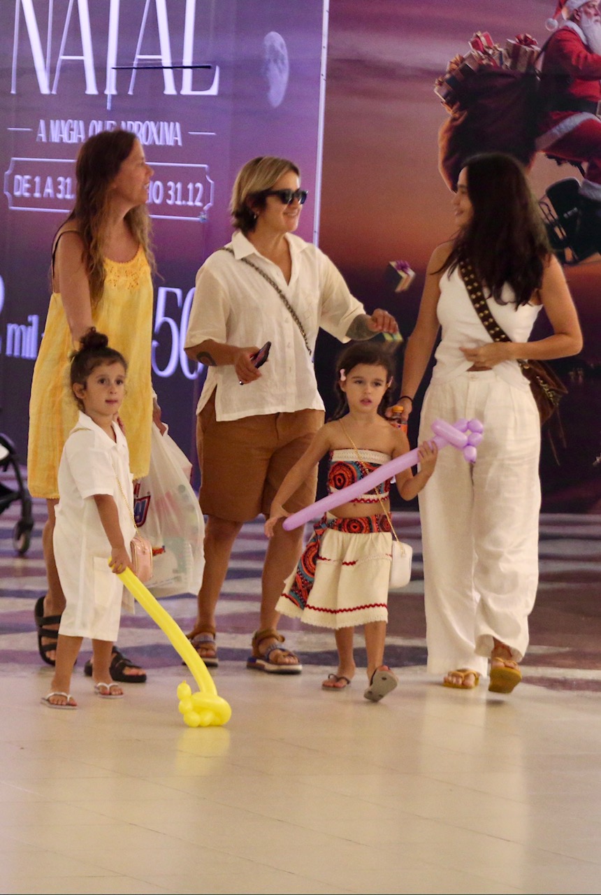 Filhas de Nanda Costa em passeio com as mães - Foto; Thiago Martins/ Agnews