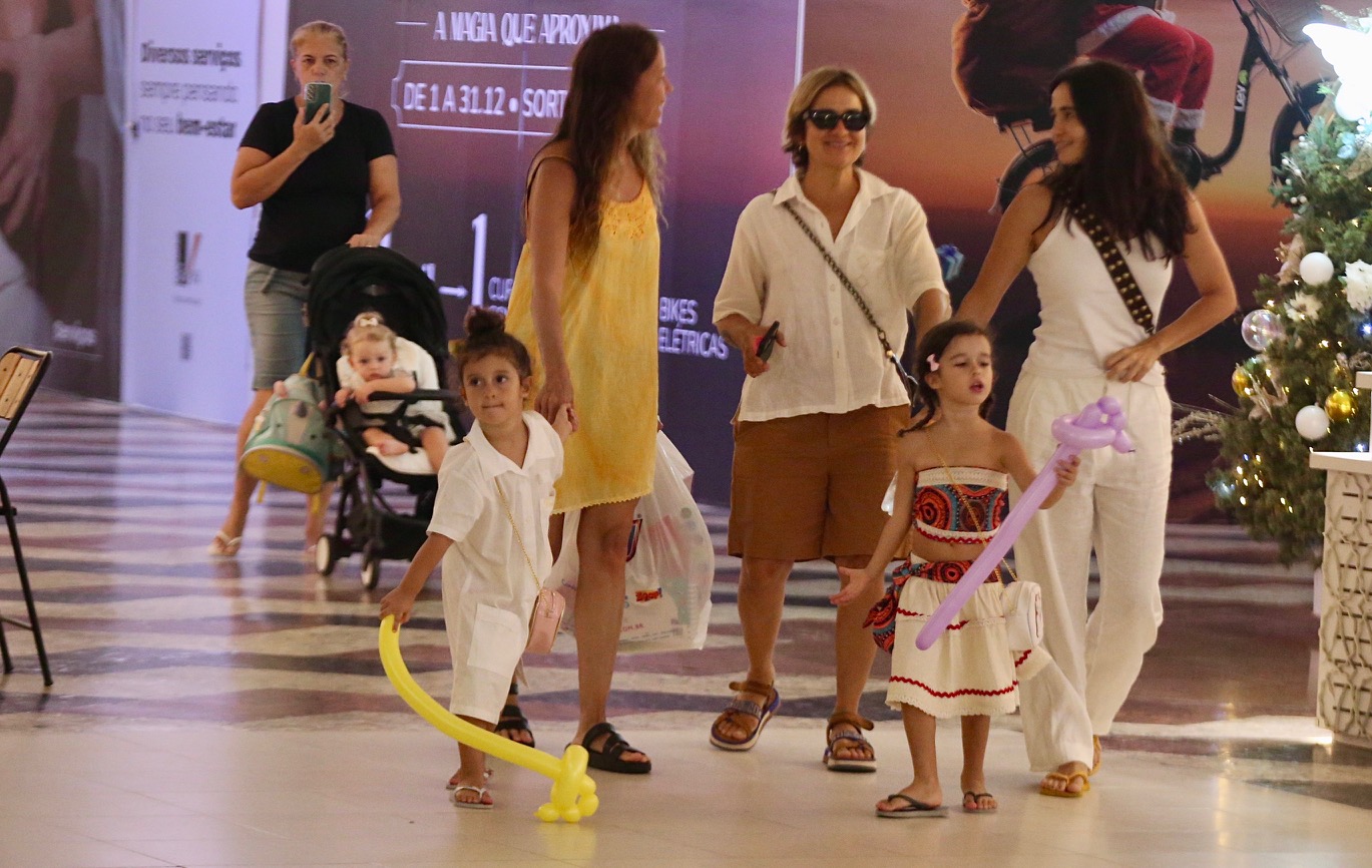 Filhas de Nanda Costa em passeio com as mães - Foto; Thiago Martins/ Agnews