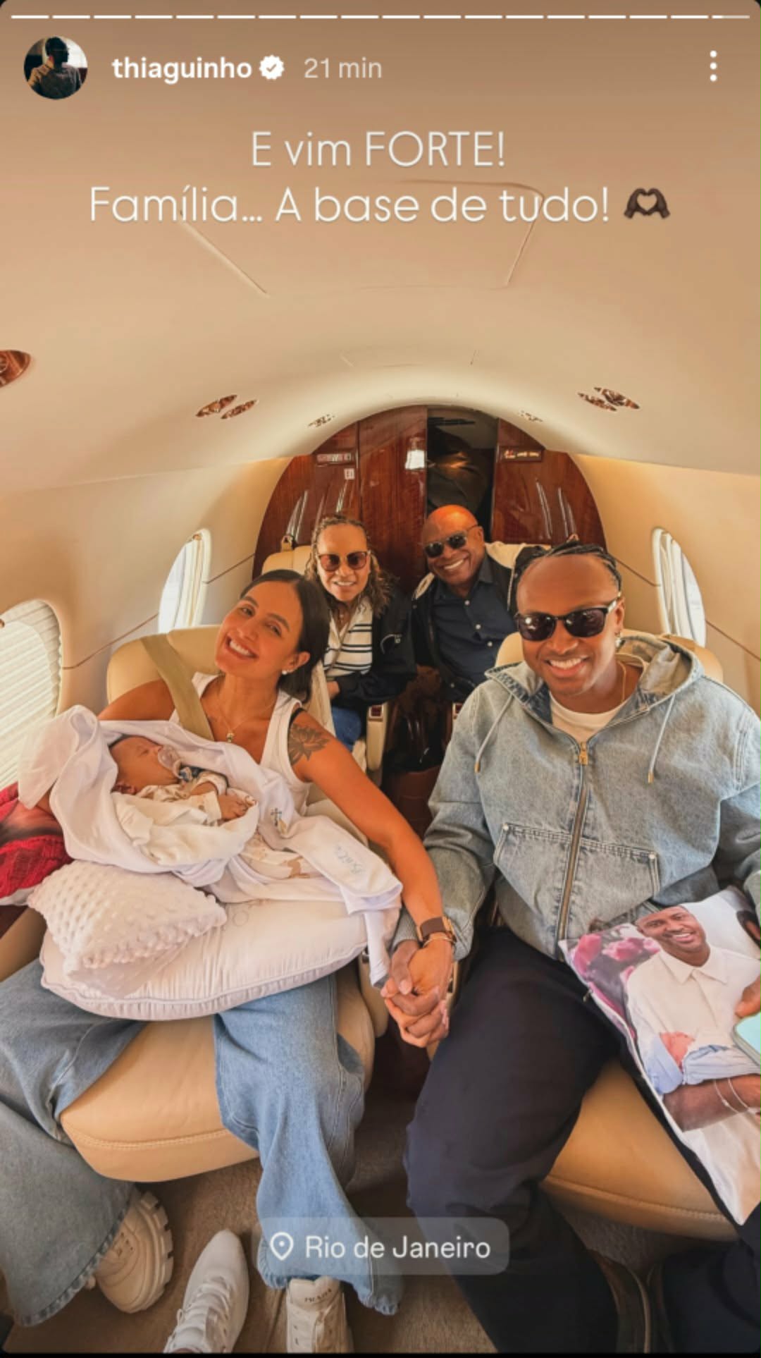 Filho de Thiaguinho rouba a cena em foto com a família