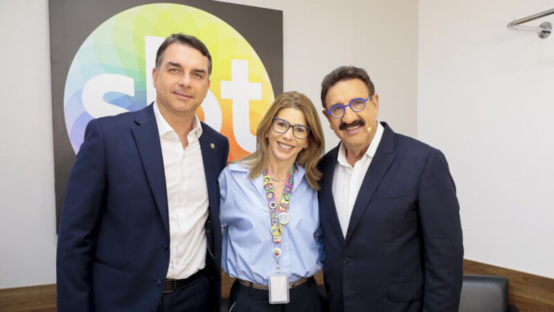 Daniela Abravanel Beyruti recebe Flavio Bolsonaro e Ronaldo Caiado no SBT