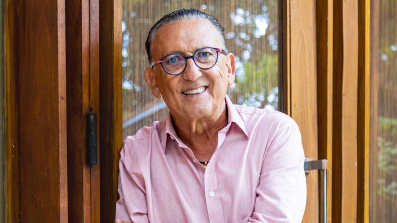 Galvão Bueno recebe alta médica após internação por pneumonia