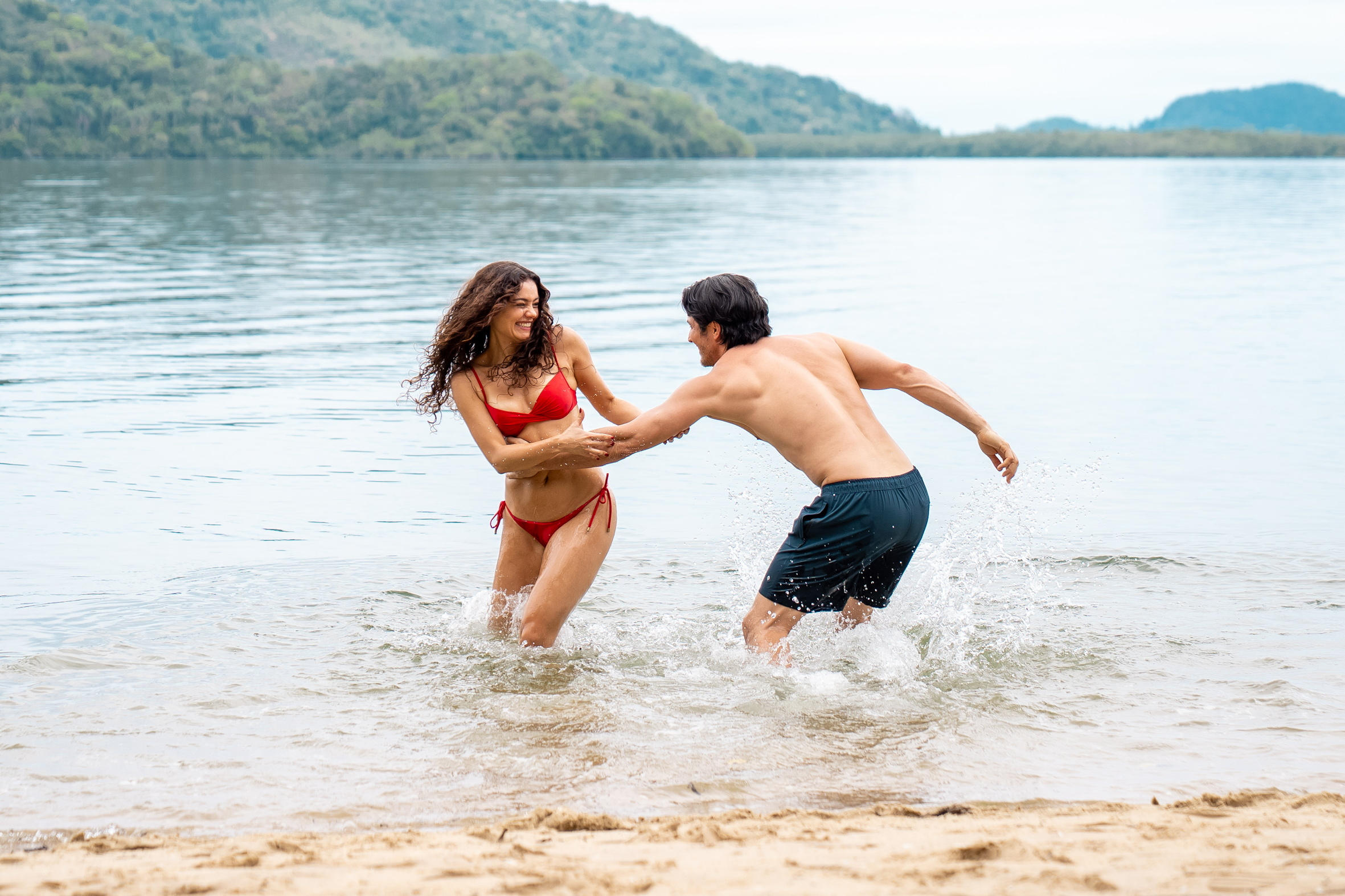 Gerluce (Sophie Charlotte) e Paulinho (Romulo Estrela) na novela Três Graças - Foto: Globo/ Victor Antunes