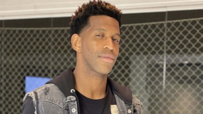 Jogador de futebol é o pai de filho de influencer enquanto namora com ex-BBB