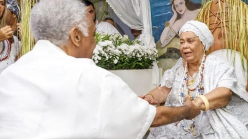 Ivete Sangalo e Gilberto Gil lamentam a morte de Mãe Carmen
