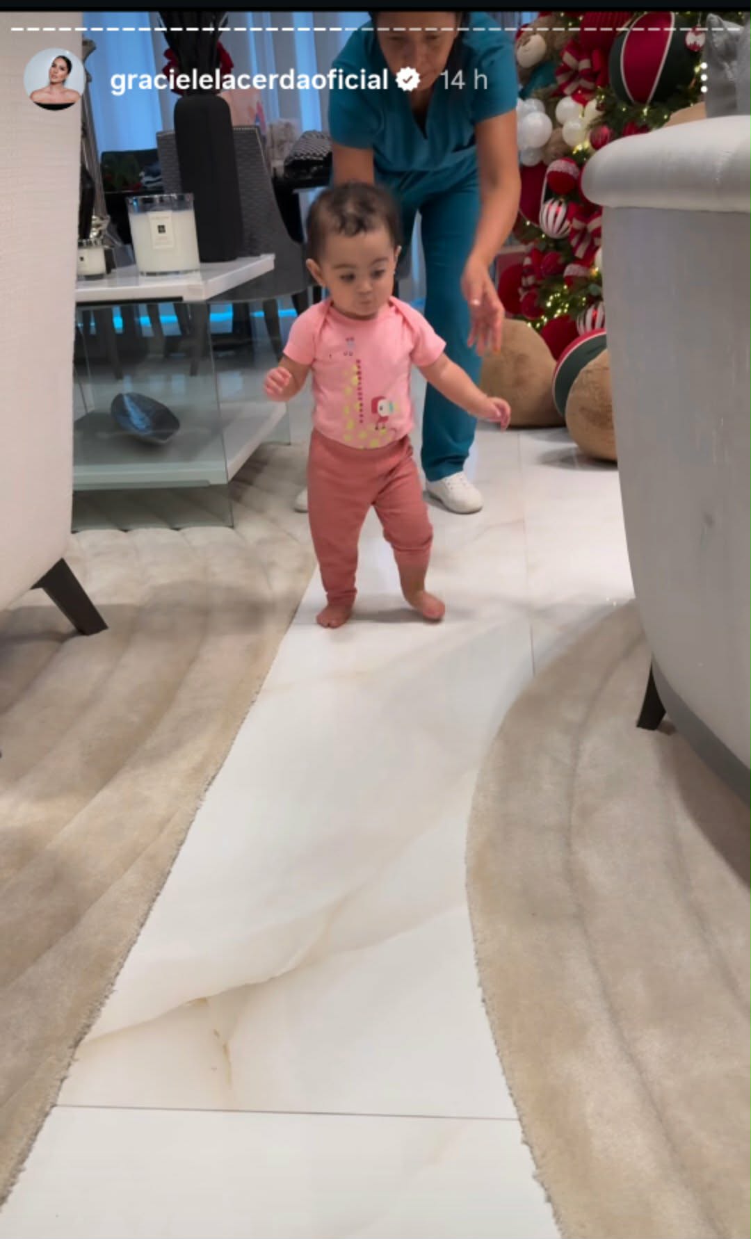 Graciele Lacerda mostra a filha andando