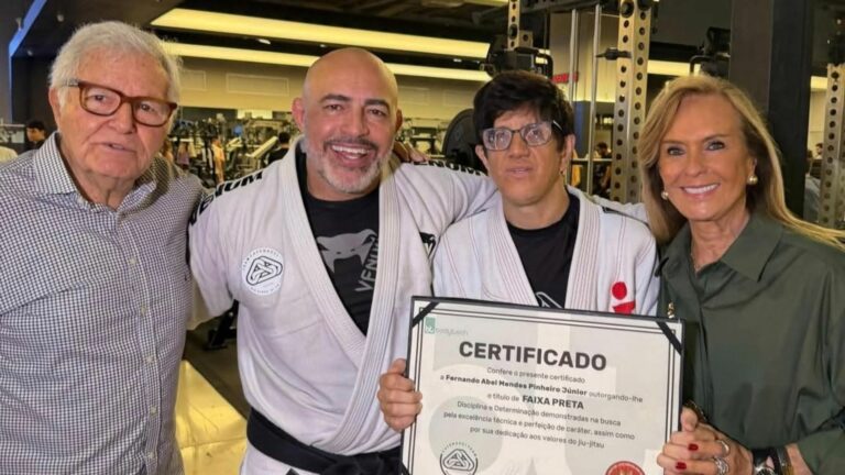 Helô Pinheiro comemora conquista do filho: ‘Inclusão nos motiva’