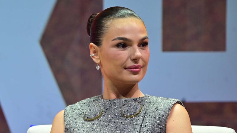 Preço do look de Isis Valverde na CCXP chama a atenção. Saiba o valor