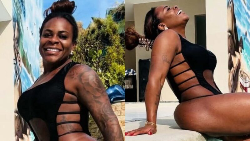 Jojo Todynho impressiona com físico na piscina
