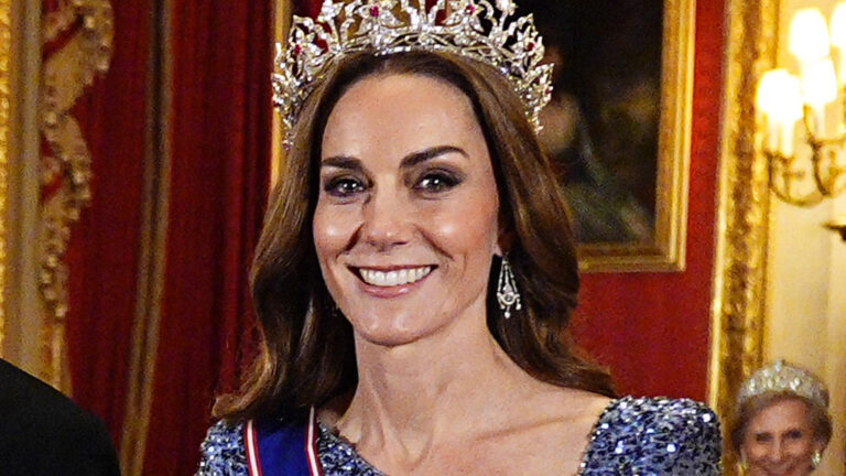 Kate Middleton arrasa com look brilhante e tiara de princesa raríssima