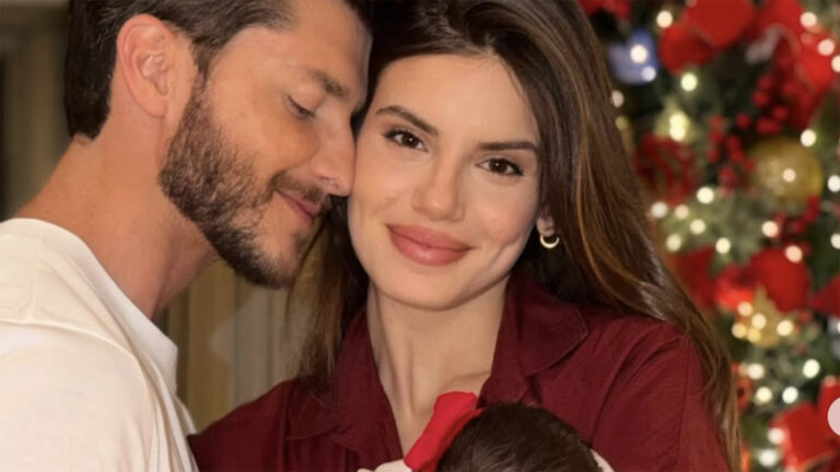 Camila Queiroz exibe fotos inéditas com a filha e o marido