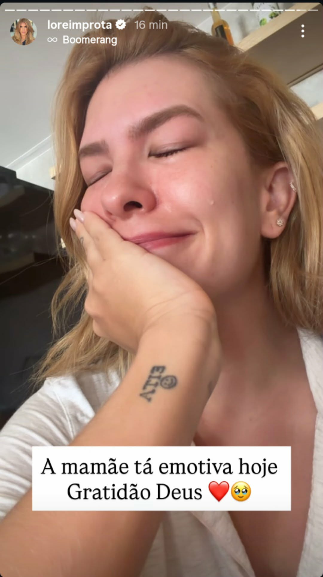Lore Improta se emociona ao ver foto da filha e chora 