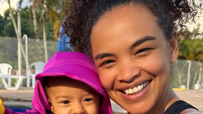 Lucy Ramos encanta ao mostrar a filha curtindo o dia na piscina: ‘Boneca’