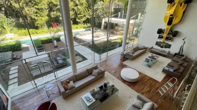 Pai do último eliminado de A Fazenda 17 tem casa de R$ 7,5 milhões e relíquia da F1 na sala
