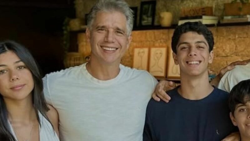 Filhos de Marcio Garcia surgem todos reunidos em foto rara; veja