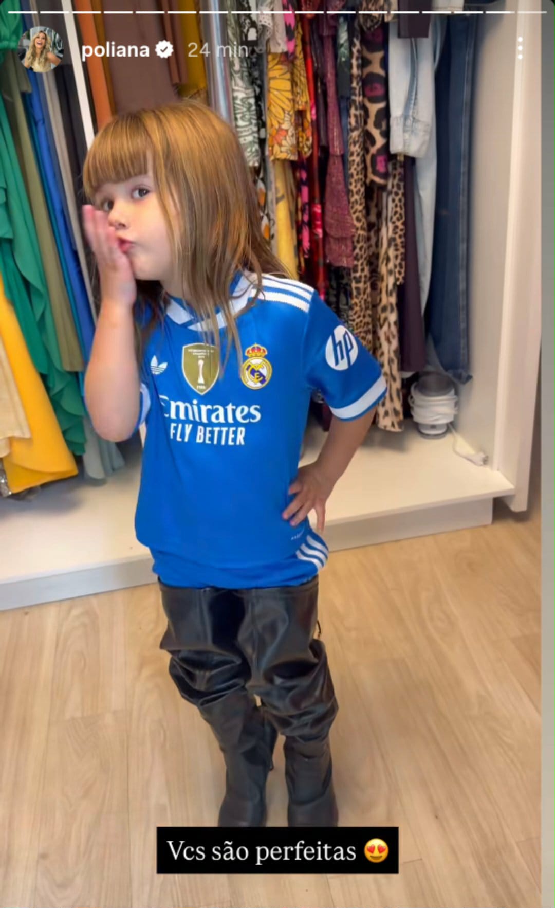 Poliana Rocha recebe as netas usando uniforme do Real Madrid