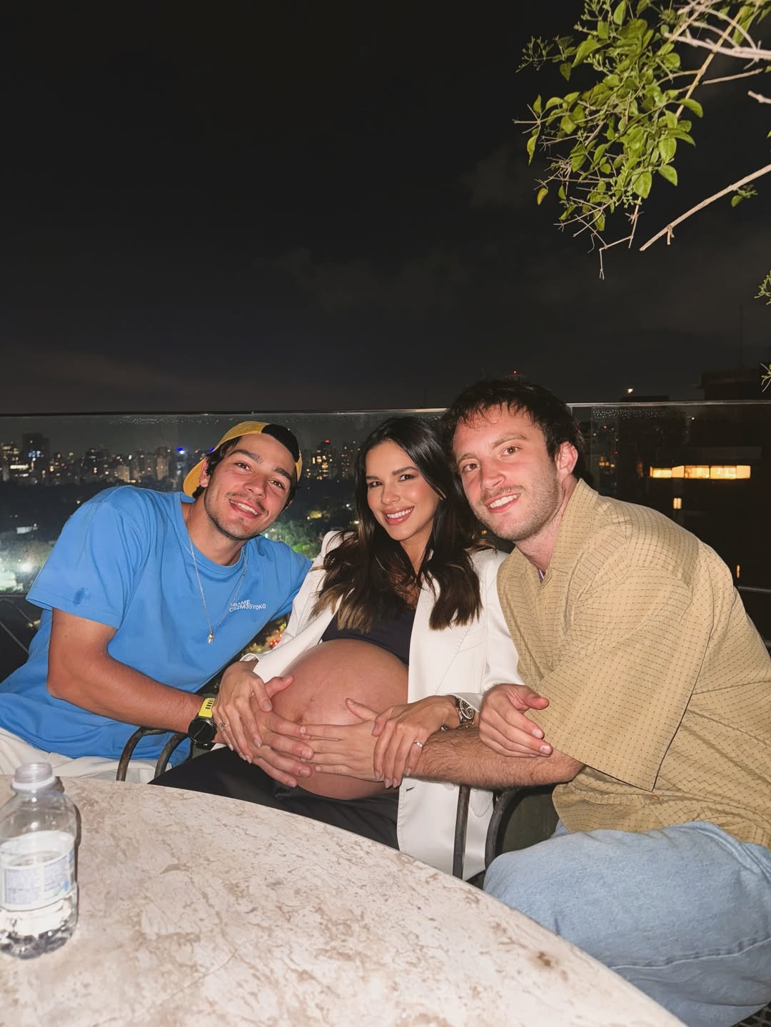 Mariana Rios e Juca Diniz com um amigo - Foto: Reprodução / Instagram @marianarios