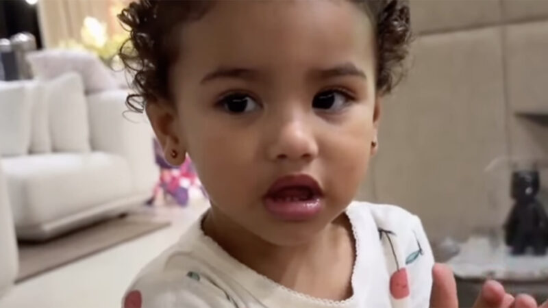 Mavie esbanja fofura ao cantar música da torcida para o pai, Neymar Jr