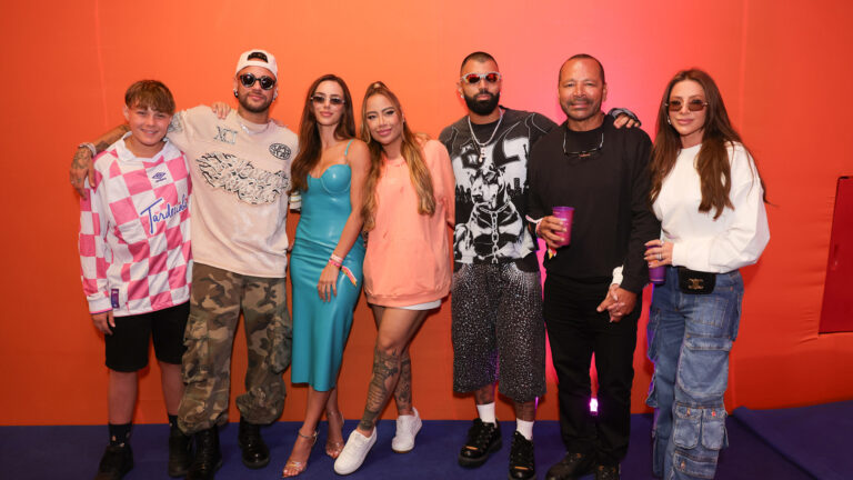 Neymar Jr reúne a família em show de Thiaguinho. Veja as fotos!