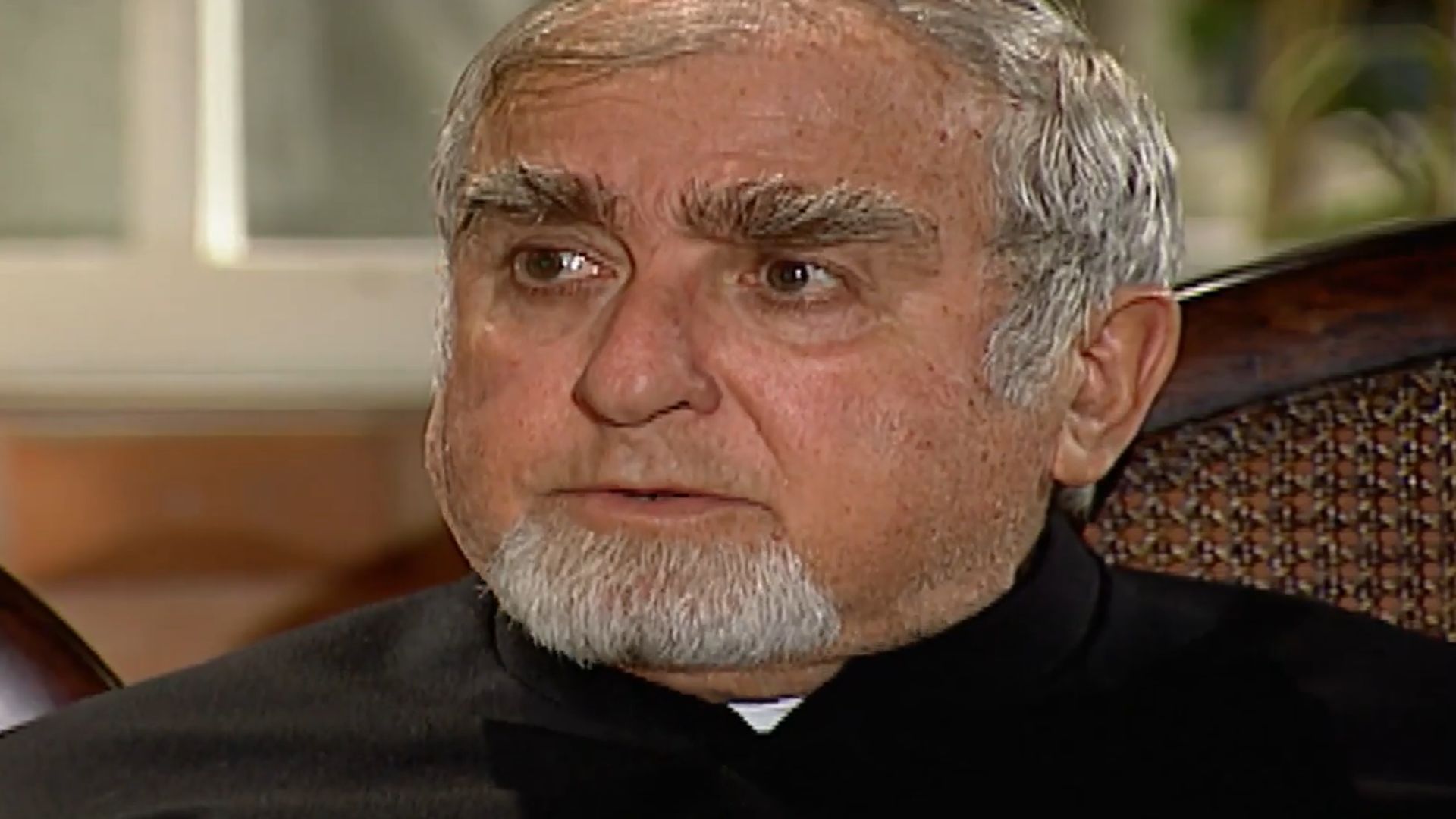 Elias Gleizer como Padre Olavo em Terra Nostra - Foto: Reprodução / TV Globo