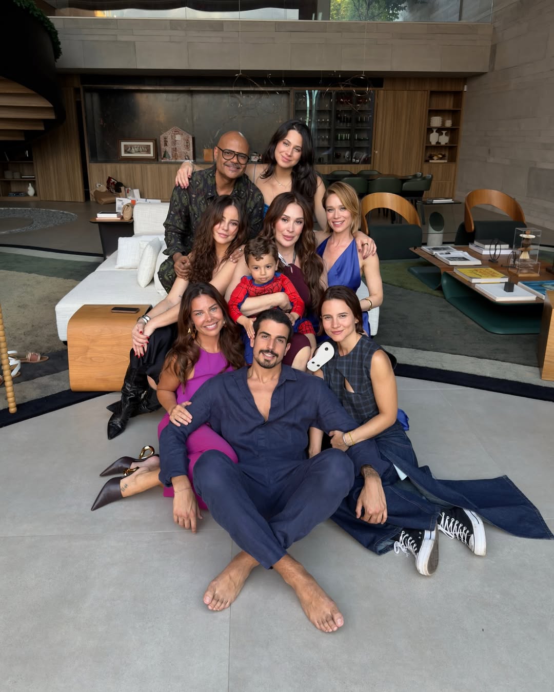 Paolla Oliveira surge no aniversário de Claudia Raia
