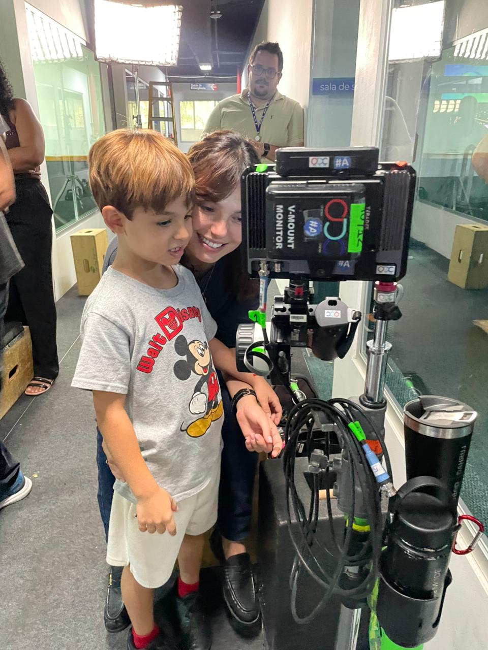 Rael e Isis Valverde nos bastidores do filme 'Tiros no Escuro' - Foto: Divulgação