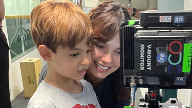 Isis Valverde surge com o filho nos bastidores de novo filme