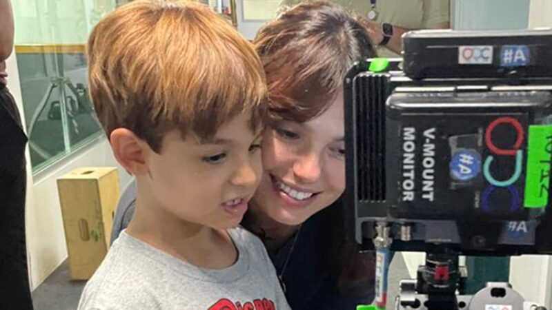 Rael e Isis Valverde nos bastidores do filme 'Tiros no Escuro' - Foto: Divulgação
