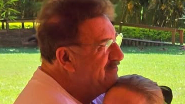Ratinho exibe foto inédita com a esposa e faz declaração de amor