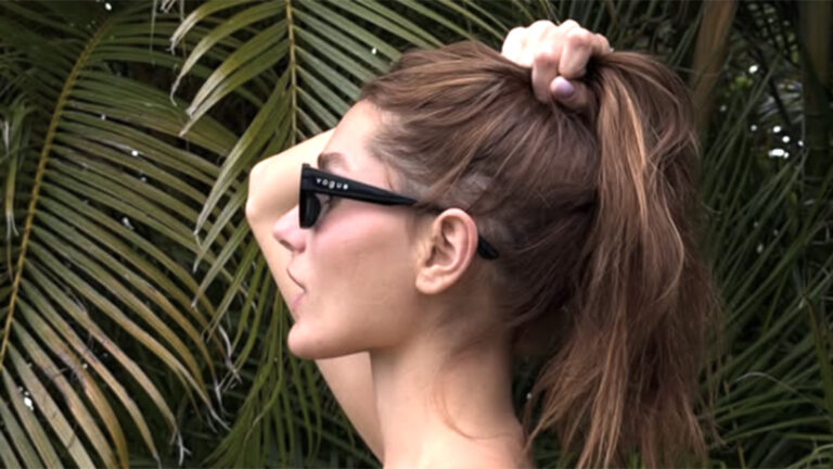Sasha Meneghel mostra ângulos de ‘frente e verso’ de topless na praia