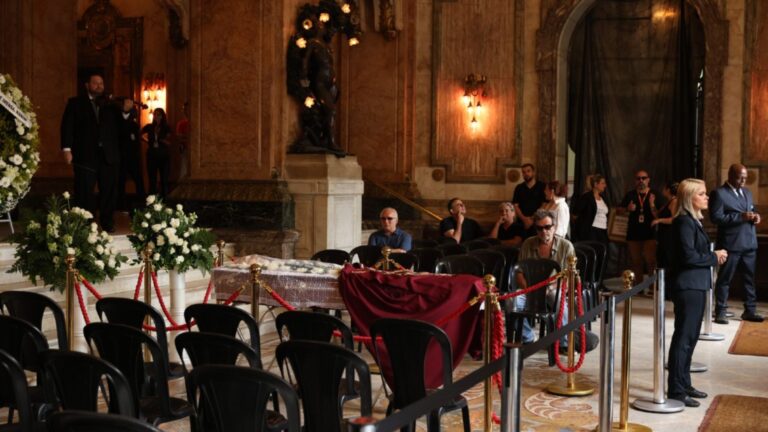 Um ano após morte, viúvo executa testamento e fortuna milionária de ator vai para caridade