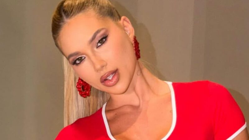 Virginia Fonseca aposta em look ousado para ensaio da Grande Rio