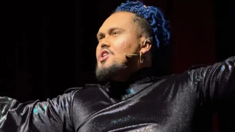 Ator morre aos 25 anos após desmaiar em estreia de espetáculo em São Paulo