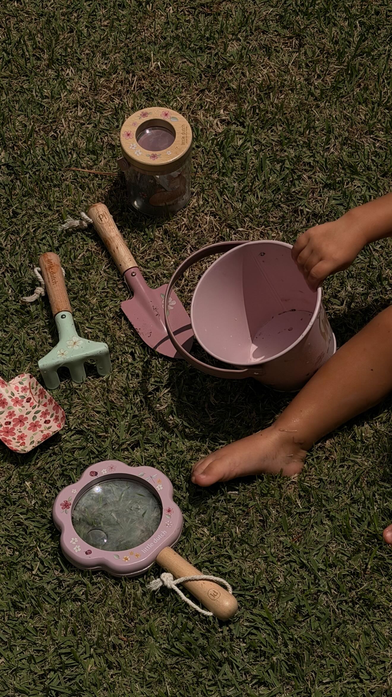 Filha de Amanda Kimberlly e Neymar, brincando ao ar livre — Foto: Reprodução/Instagram