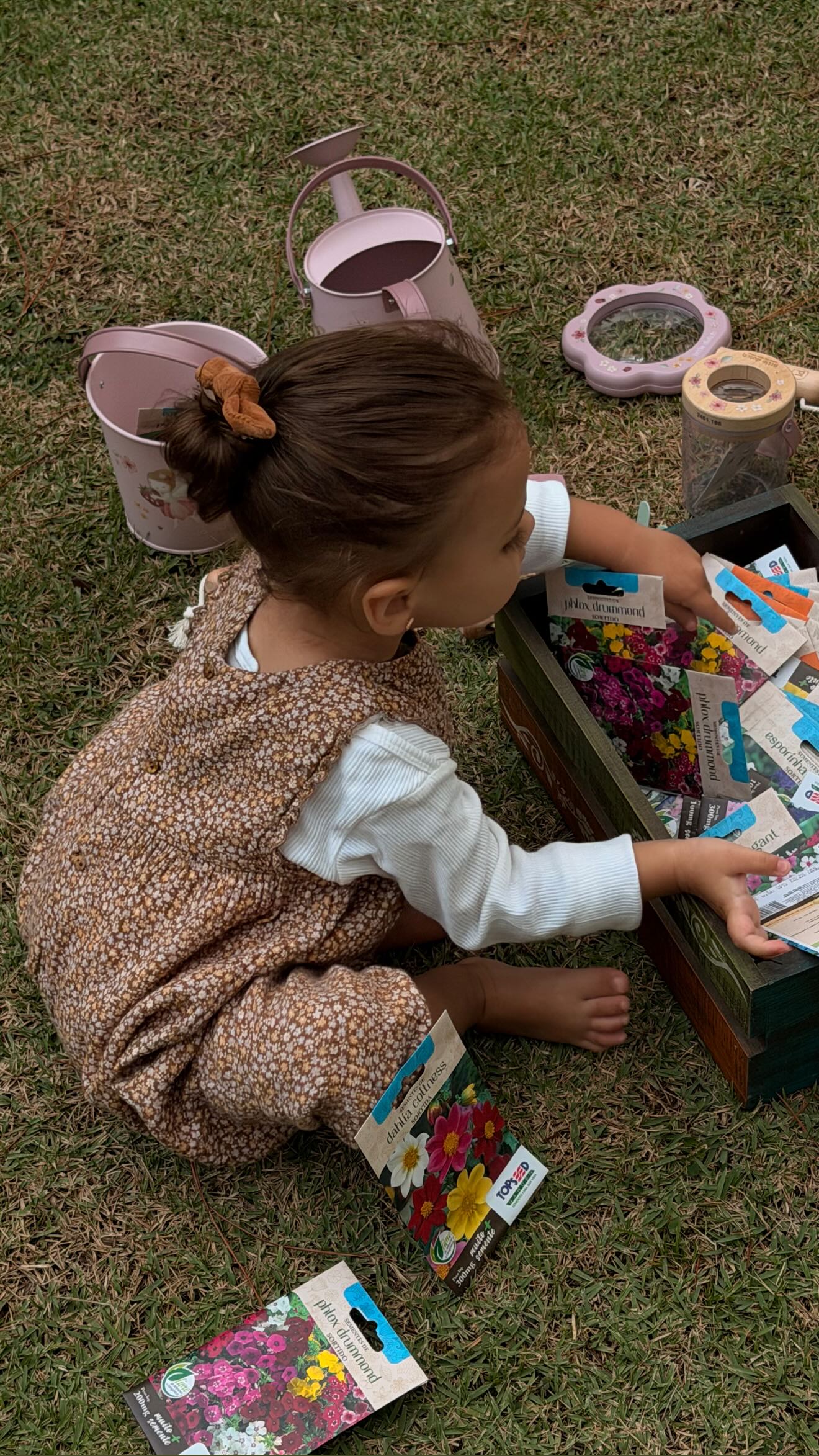 Filha de Amanda Kimberlly e Neymar, brincando ao ar livre — Foto: Reprodução/Instagram