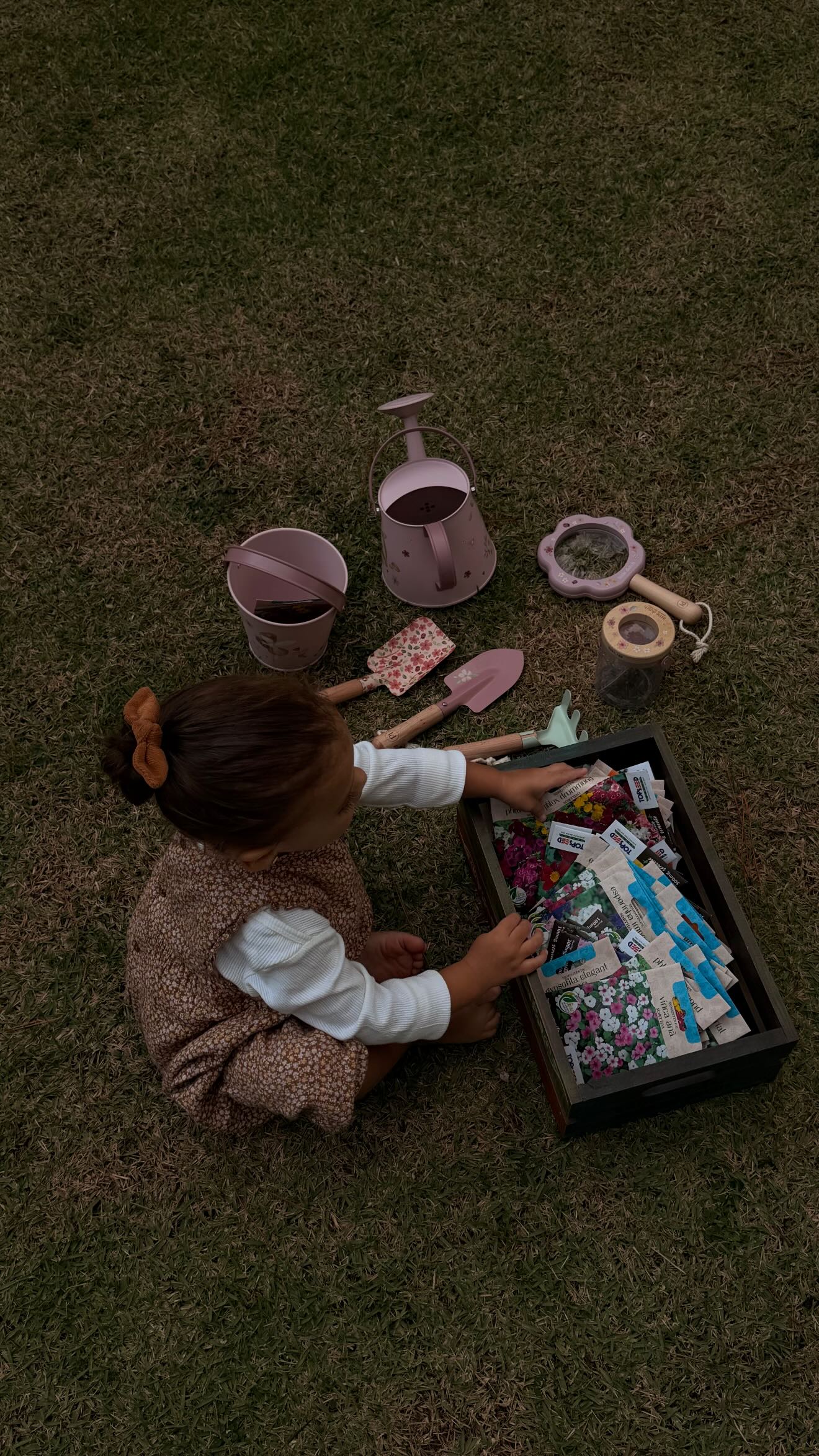 Filha de Amanda Kimberlly e Neymar, brincando ao ar livre — Foto: Reprodução/Instagram