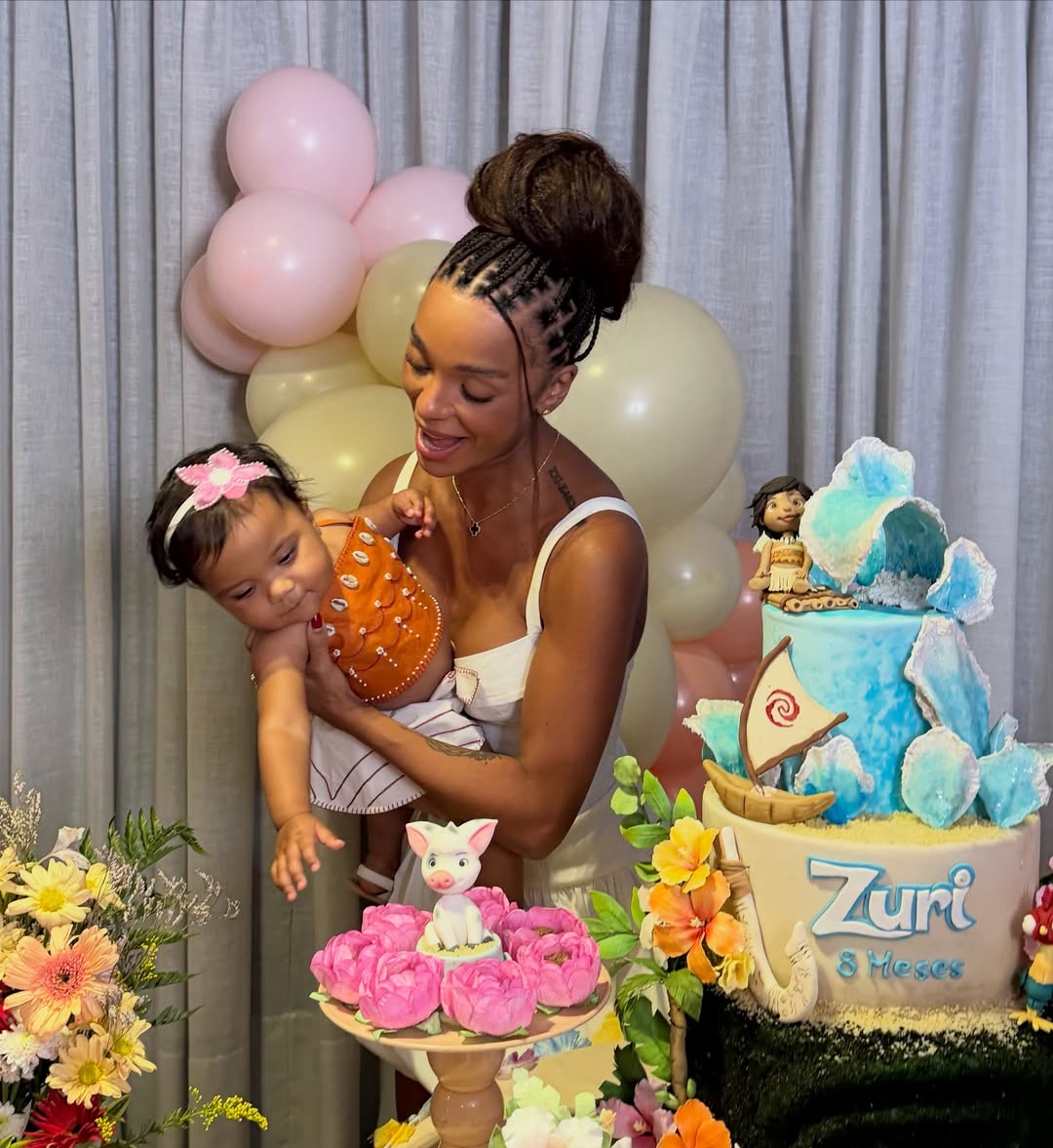 Ludmilla e Brunna Gonçalves ao lado da pequena Zuri — Foto: Instagram/Brunna Gonçalves