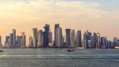 Arranha-céus de Doha Qatar à beira-mar ao pôr do sol - Foto: Getty Images