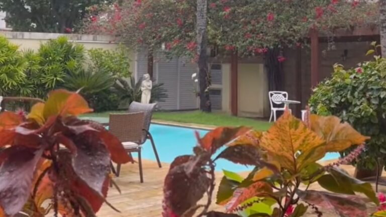 Aos 65 anos, atriz tem trajetória marcada por mansão luxuosa: ‘Casa tem que ter essa energia’
