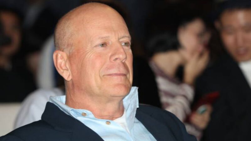 Família de Bruce Willis avalia doar cérebro do ator para a ciência; médica explica impacto