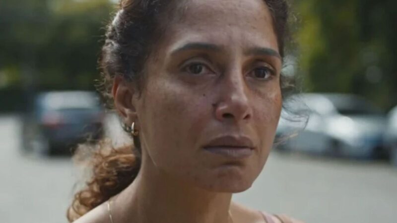 Leo vai pagar a fiança de Ellen na novela ‘Dona de Mim’ - Foto: Reprodução/Globo