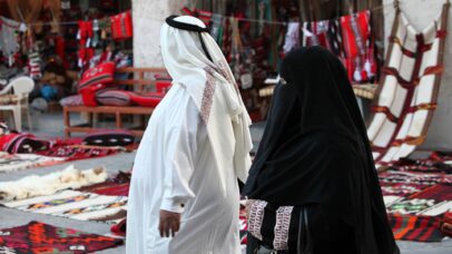 Homens vestem o thobe no Qatar, enquanto mulheres usam a abaya - Foto: Getty Images