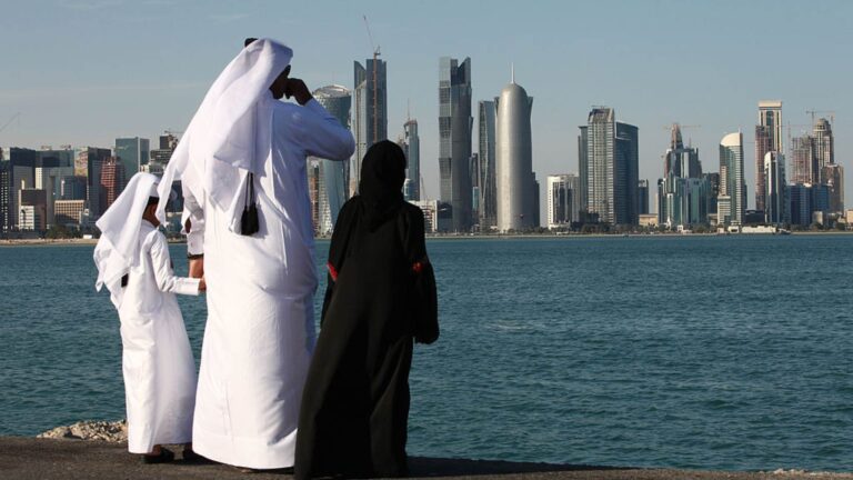 Como se vestir no Qatar? Conheça as regras de vestimentas do país árabe