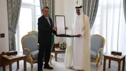 Jair Bolsonaro com o Emir Tamim bin Hamad Al Thani no Qatar em 2021 - Foto: Alan Santos/PR