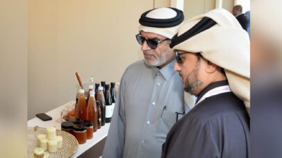 Khaled Saif Al-Suwaidi, Supervisor Geral da exposição (à direita) e Diretor Adjunto de Assuntos Administrativos e Financeiros do Escritório Privado de Engenharia, Abdulrahman Mohammed Al Naama - Foto: Divulgação/Souq Waqif