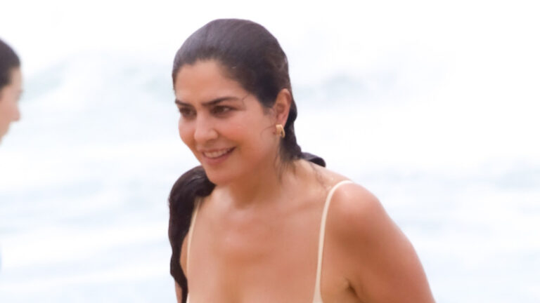 De volta às novelas, Leticia Sabatella curte folga na praia