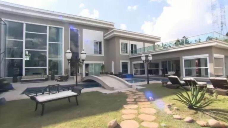 Cantor completa 53 anos com fortuna de R$ 77 milhões e mansão exuberante em área nobre