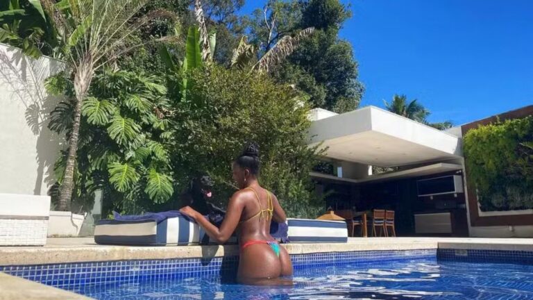 Mansão de luxo com piscina que já foi cenário de novela da TV Globo é residência de cantora famosa
