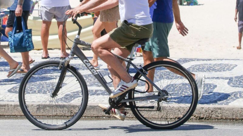 Ator usa bicicleta de R$ 1.899 em passeio com o marido | Foto: AgNews