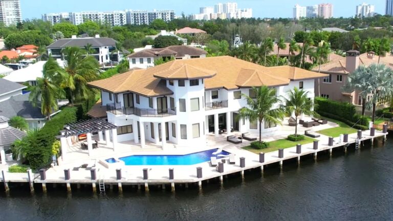Jogador bilionário é dono de mansão luxuosa à beira-mar avaliada em mais de R$ 50 milhões